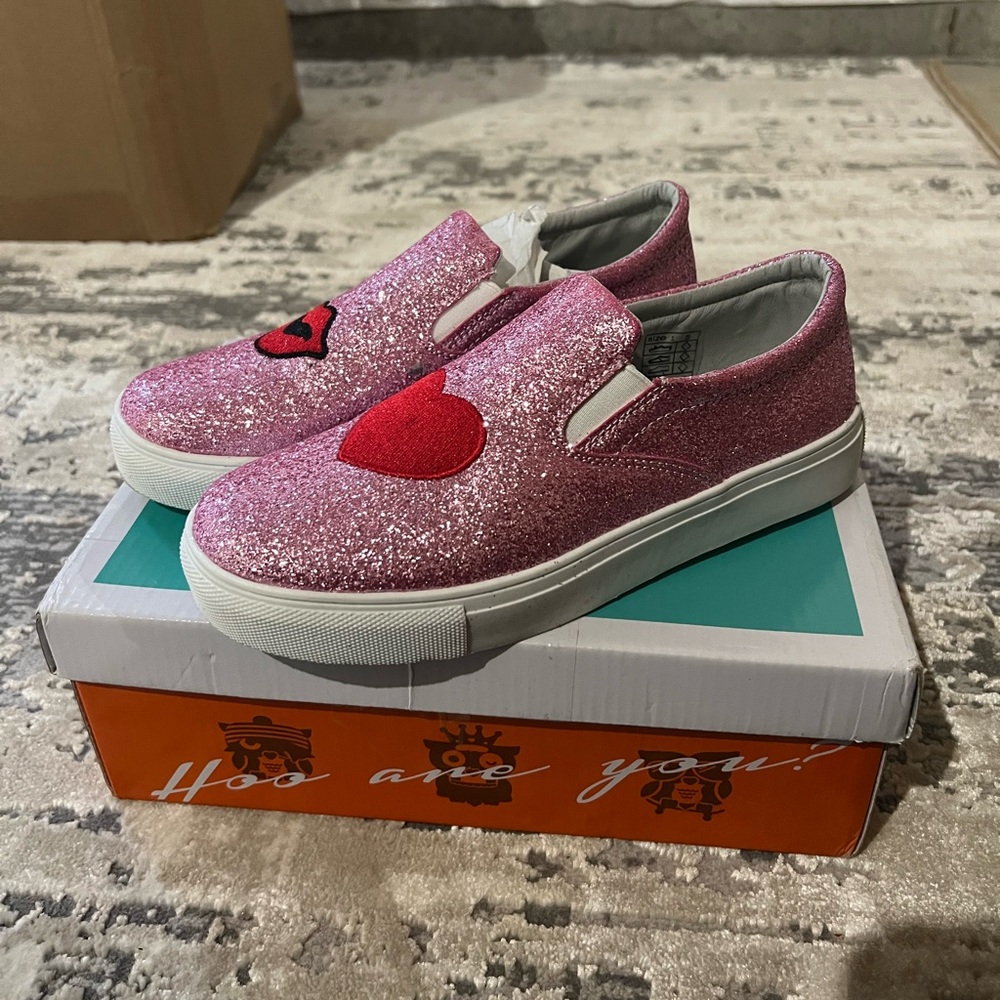 NIB HOO Pink Ruby Heart & Lips Glitter Slip On Sneakers Size 5 Big Kids